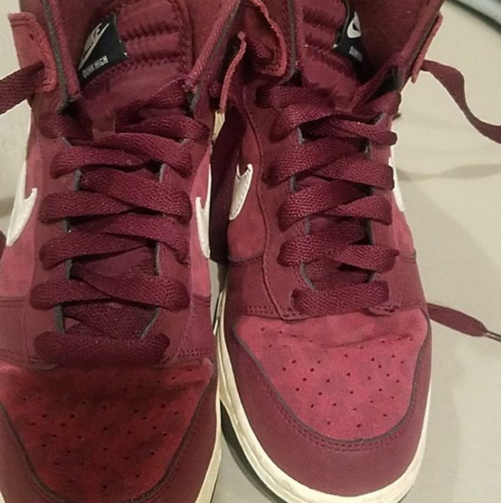 Nikes size 7.5 - Picture 2 of 2
